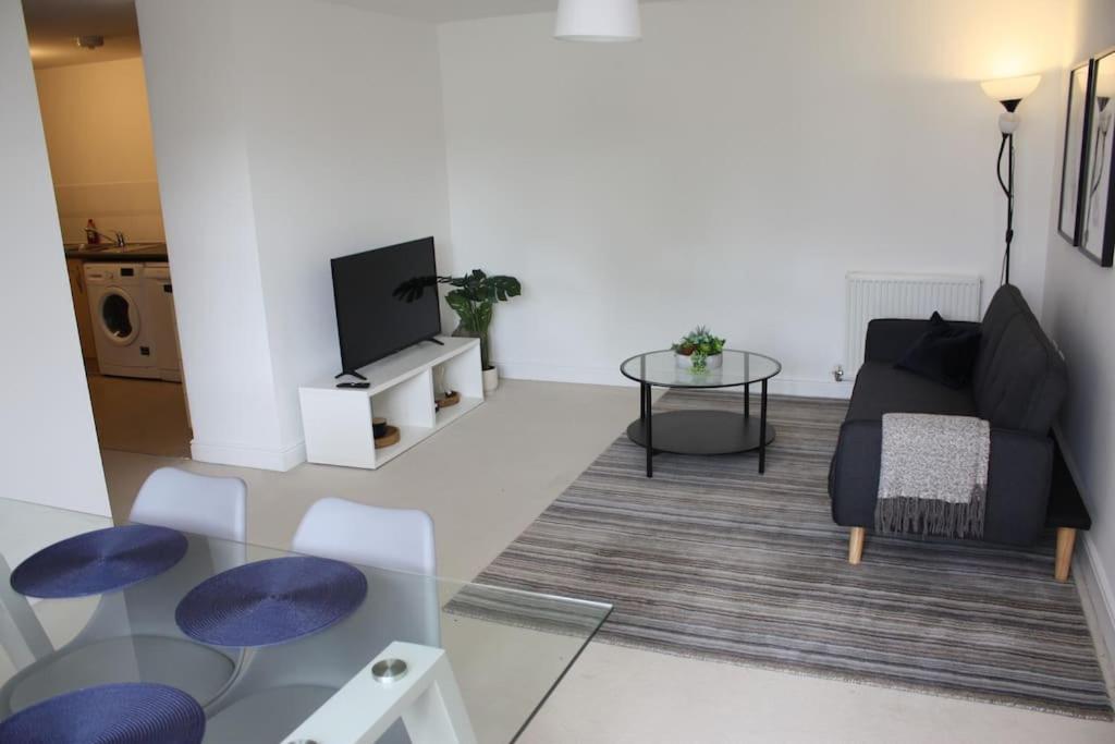 2 Bed 2 Bath Apartment & Parking - Lgw 10Min Drive Crawley  Exterior photo